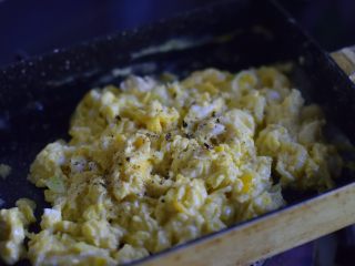 11、给宝宝吃的奶酪炒蛋,磨入黑胡椒。