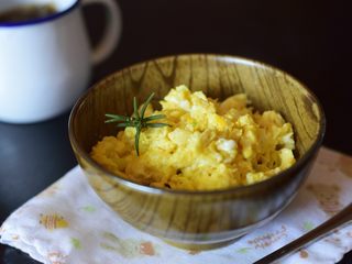 12、给宝宝吃的奶酪炒蛋,起锅。