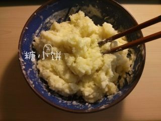 1、【卡通冰皮月饼（椰香奶黄馅）】超级懒人法,[懒人速成法冰皮]所有冰皮材料放一起，粉和液体搅和搅和，黄油用筷子掐成小块。800W功率的微波炉叮30-40秒取出，此时黄油融化，用筷子搅匀