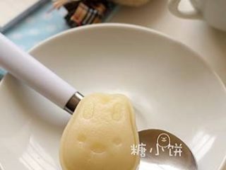 8、【卡通冰皮月饼（椰香奶黄馅）】超级懒人法,成品~