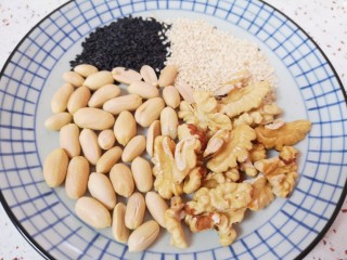 1、水果汤圆,准备好果仁。