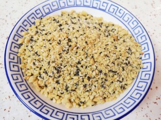 2、水果汤圆,所有果仁装进保鲜袋，用擀面杖压碎。 