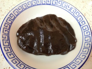 3、水果汤圆,准备好枣泥馅。 
