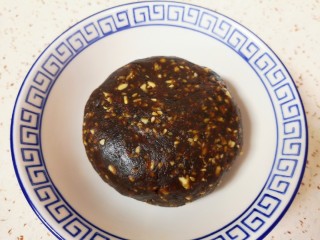 4、水果汤圆,将果仁碎加入到枣泥馅里面，带上一次性手套抓匀。