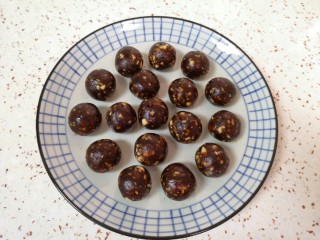 5、水果汤圆,分成8g左右一份。 