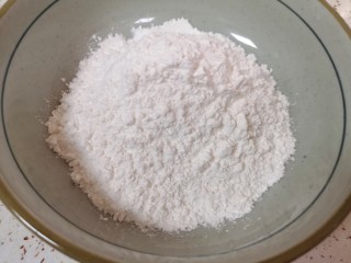 6、水果汤圆,准备好糯米粉。 