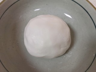 7、水果汤圆,加入温水和成糯米面团。 