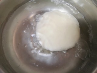 8、水果汤圆,取50g糯米面团出来，用手捏成饼状，放入烧开的水里煮至飘起。 