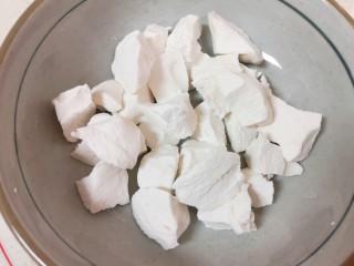 9、水果汤圆,剩下的糯米面团掰成小块放在大碗里。 