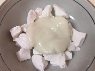 10、水果汤圆,将煮好的糯米面团捞出，和小块的糯米面团放在一起。 