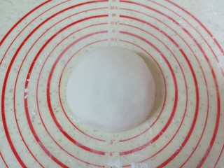 11、水果汤圆,继续揉成糯米面团，揉的过程中比较粘手，可以撒一些干糯米粉。 