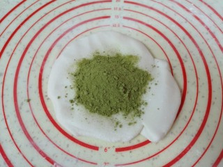 12、水果汤圆,揉好的糯米面团分一半出来，加入菠菜粉。 