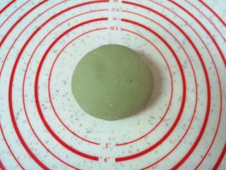 13、水果汤圆,揉成绿色的糯米面团。 