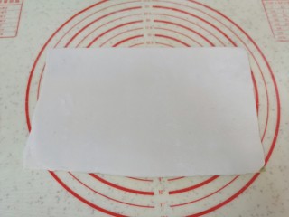 14、水果汤圆,将两种糯米面团分别擀成长方形，重叠在一起，用塑料刮刀切去边缘部分，切下来的面团继续揉成团。 