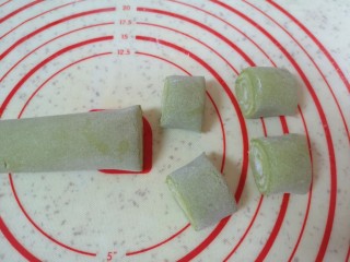 15、水果汤圆,再将两种糯米面皮卷起来，切成18g左右一份。 