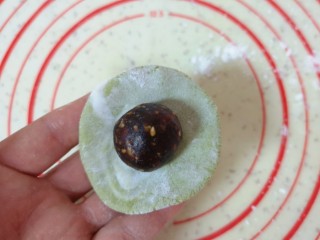 16、水果汤圆,将一个小糯米面团用手压扁，放上枣泥果仁馅。 