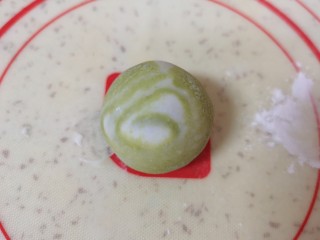 17、水果汤圆,收好口滚圆，一个汤圆就做好了。 