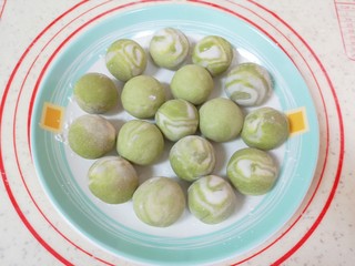 18、水果汤圆,依次做好剩下的汤圆，用边角料揉成的糯米面团同样分成18g左右一份，压扁包成汤圆。 