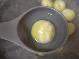 19、水果汤圆,锅内放水烧开，下入做好的汤圆煮熟。 