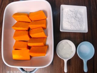 1、韩式南瓜粥,南瓜洗净去皮去瓤切块 