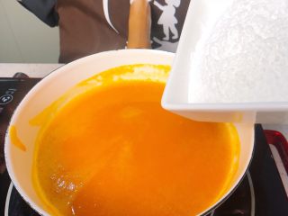 6、韩式南瓜粥,转中火 倒入糯米粉(迅速稳步持续不停歇的搅拌 以防止糯米粉粘锅 嘿哈！嘿哈！)边搅拌边熬五分钟