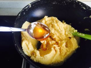 8、蔓越莓绿豆冰糕,加入麦芽糖炒到完全吸收