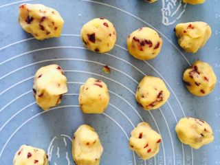 11、蔓越莓绿豆冰糕,炒好的豆泥分成25克一份