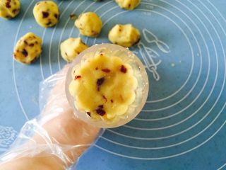 12、蔓越莓绿豆冰糕,取一份放到月饼模具里