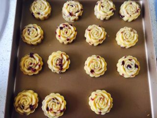 13、蔓越莓绿豆冰糕,在不粘烤盘用力压出型状