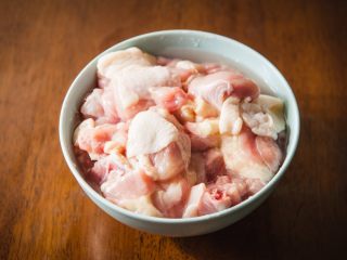 1、三杯鸡,鸡腿洗净切块备用