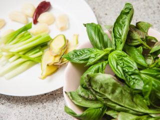 2、三杯鸡,葱姜蒜辣椒罗勒备用