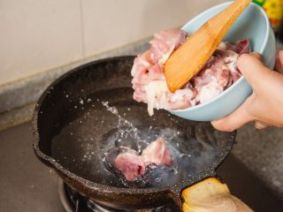 3、三杯鸡,水烧开倒入鸡块