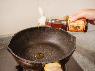 6、三杯鸡,倒入两勺胡麻油