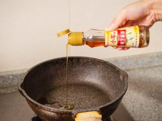 7、三杯鸡,倒入一勺香油