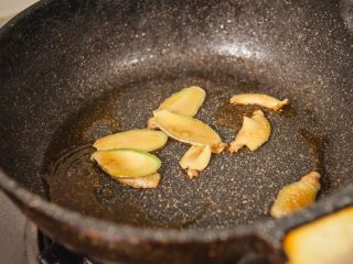 8、三杯鸡,放入姜片爆香,多炒一会