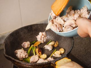 12、三杯鸡,倒入鸡腿