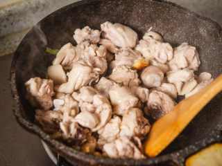 13、三杯鸡,煸炒至鸡腿出油