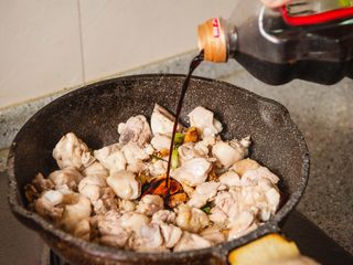 15、三杯鸡,加入生抽