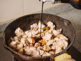 16、三杯鸡,加入老抽