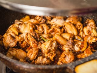 18、三杯鸡,翻炒均匀加锅盖中火焖煮至汤汁浓稠