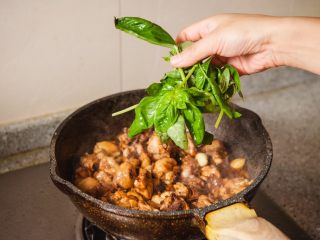 19、三杯鸡,加罗勒叶