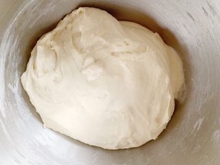 1、冬至美食—黑芝麻白吐司,和面揉出膜