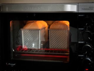 14、冬至美食—黑芝麻白吐司,预热烤箱180度40分钟