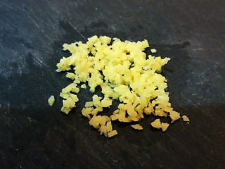 1、藕夹肉,鲜姜切成末