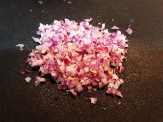2、藕夹肉,圆葱切成末