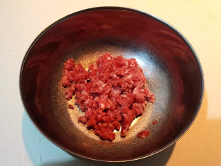 3、藕夹肉,猪肉馅放入大碗里