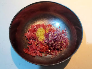 4、藕夹肉,加入葱姜末