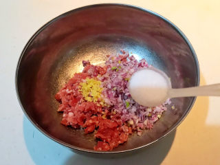 5、藕夹肉,加入精盐