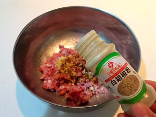 6、藕夹肉,加入白胡椒粉