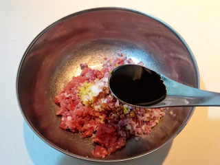 7、藕夹肉,加入生抽